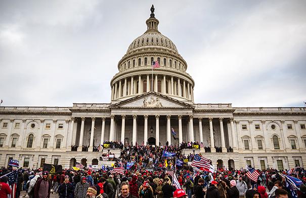 Image of 的 rioters storming 的 Capitol on Jan. 6